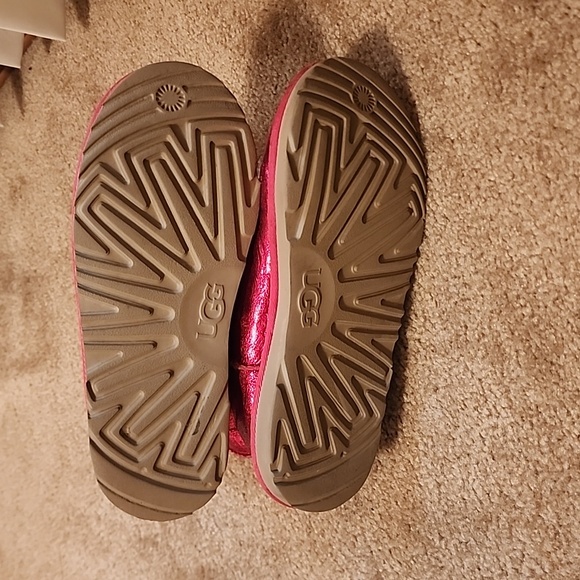 UGG Big Kid's Classic Metallic Sparkle Short Boots - Picture 11 of 14